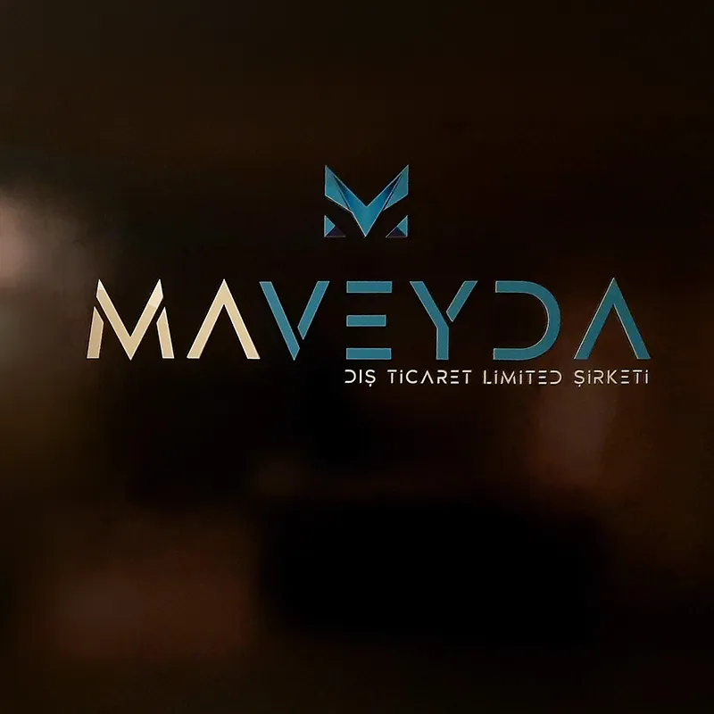 Kompozit zeminli ışıksız tabela tasarımı ve yüzey detayı.