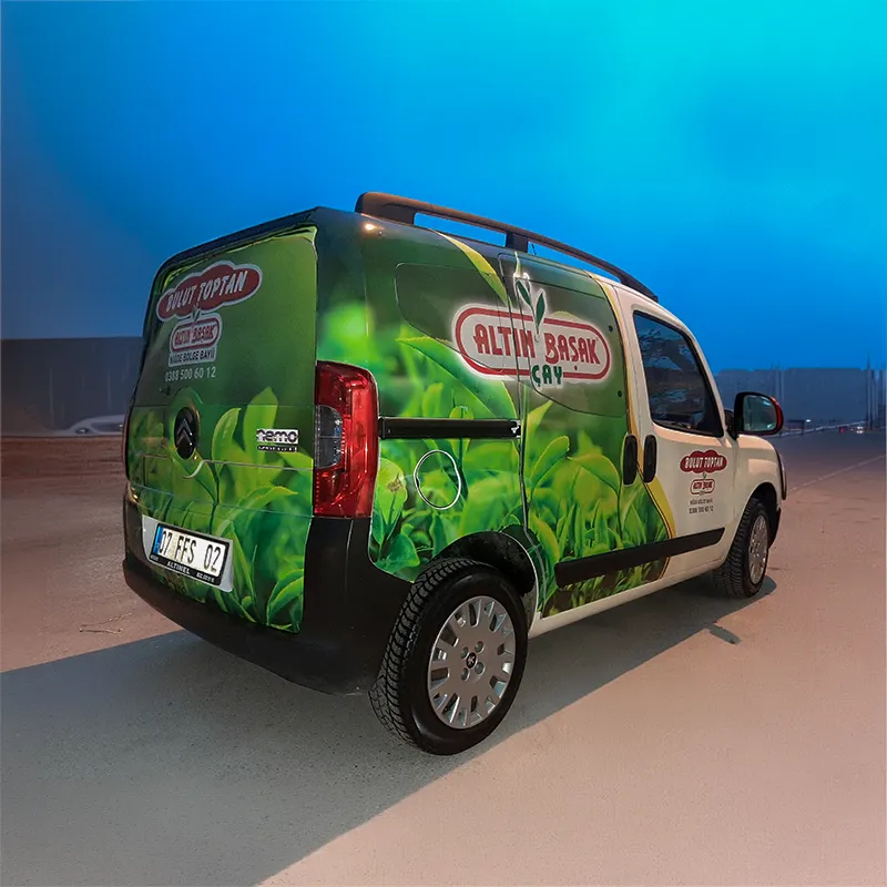 Araç üzerine uygulanan yüksek çözünürlüklü ve UV korumalı cast folyo detayı.