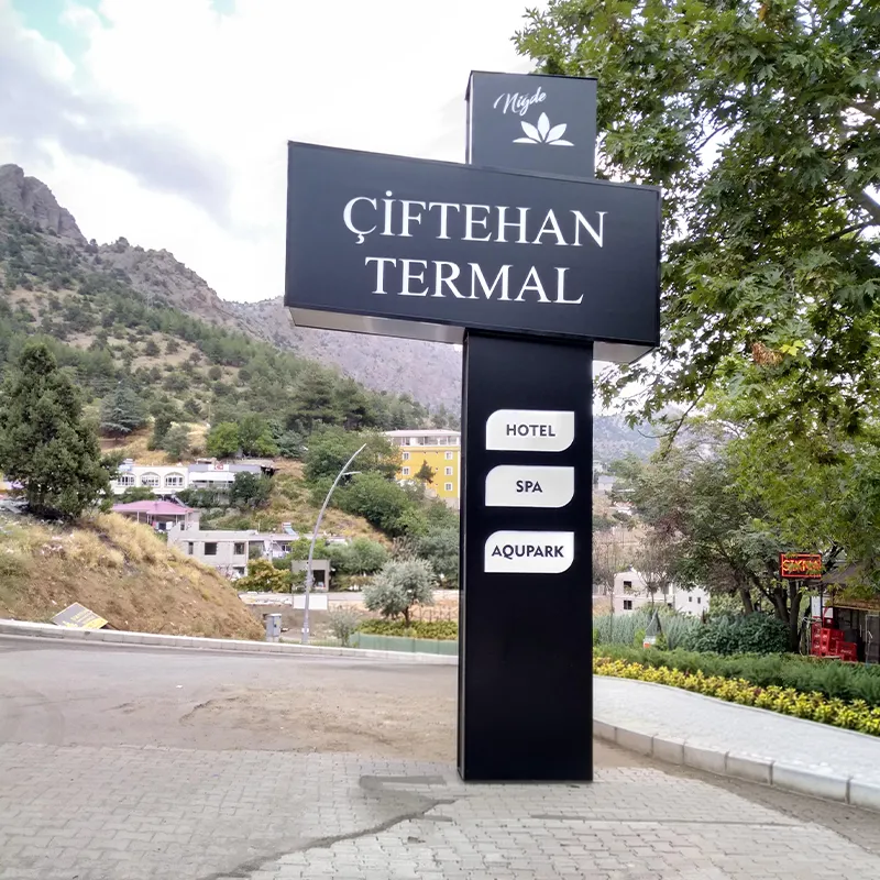 Totem tabela temel betonarme ve çelik kaset montaj aşaması teknik detayları.